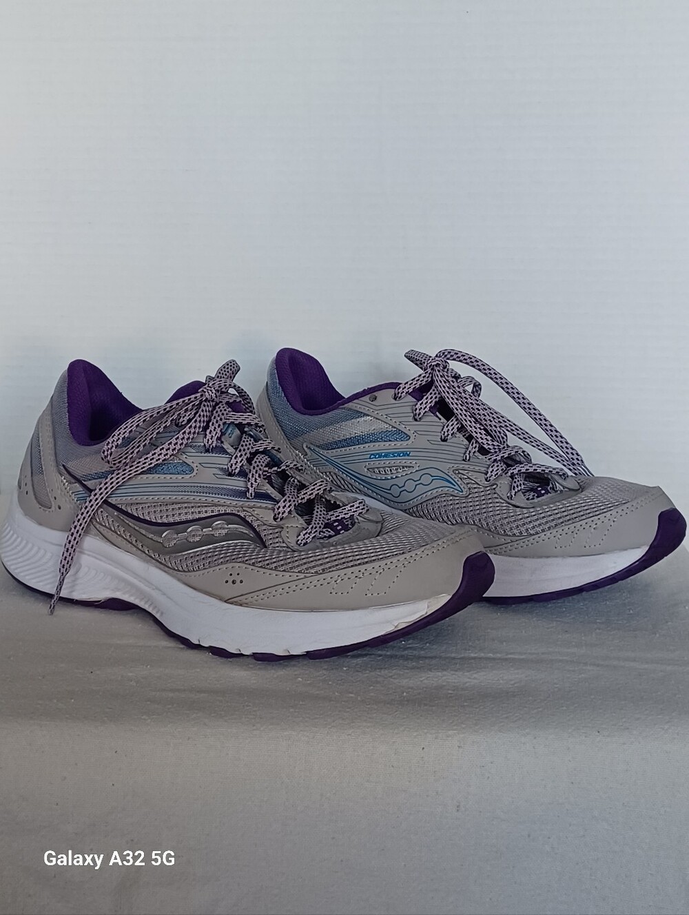 Saucony Women's Cohesion 15 running shoes in a grey and purple colorway. Sz. 8